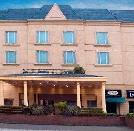 Savoy Suites Ноида Екстериор снимка