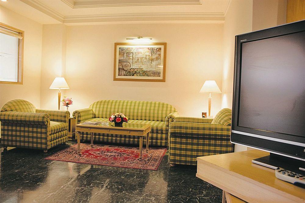Savoy Suites Ноида Екстериор снимка