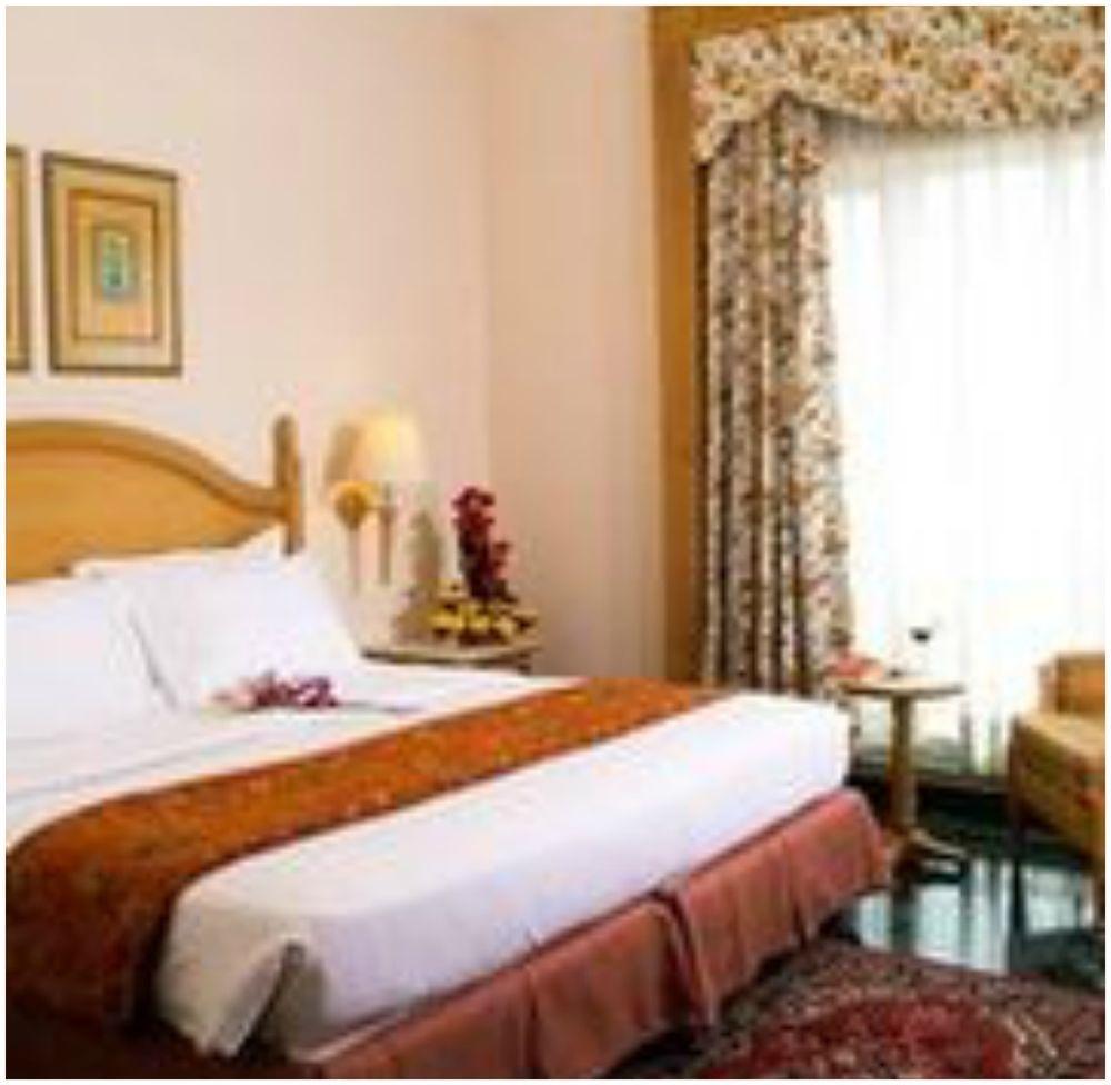 Savoy Suites Ноида Екстериор снимка